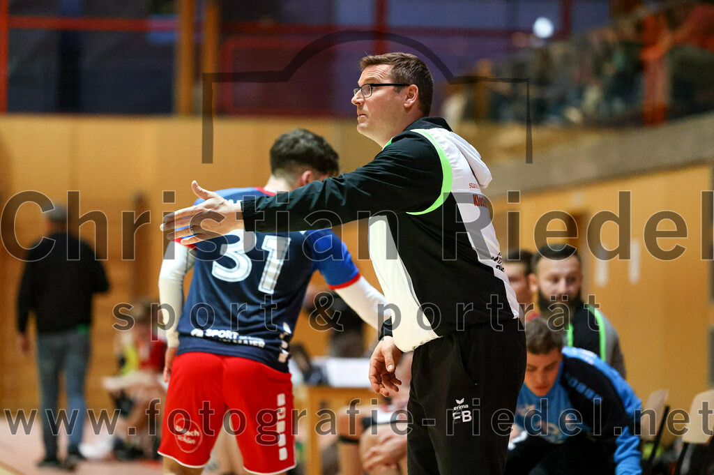 2022-09-24_102_SpVgg_Altenerding_gegen_HSG_Freising-Neufahrn | Erding, Deutschland, 24.09.2022:
Handball, Bezirksoberliga Männer 2022 / 2023, 2. Spieltag, SpVgg Altenerding gegen HSG Freising-Neufahrn, Endergebnis: 18:26

Trainer Erik Brasko (HSG Freising-Neufahrn)

Foto: Christian Riedel / fotografie-riedel.net