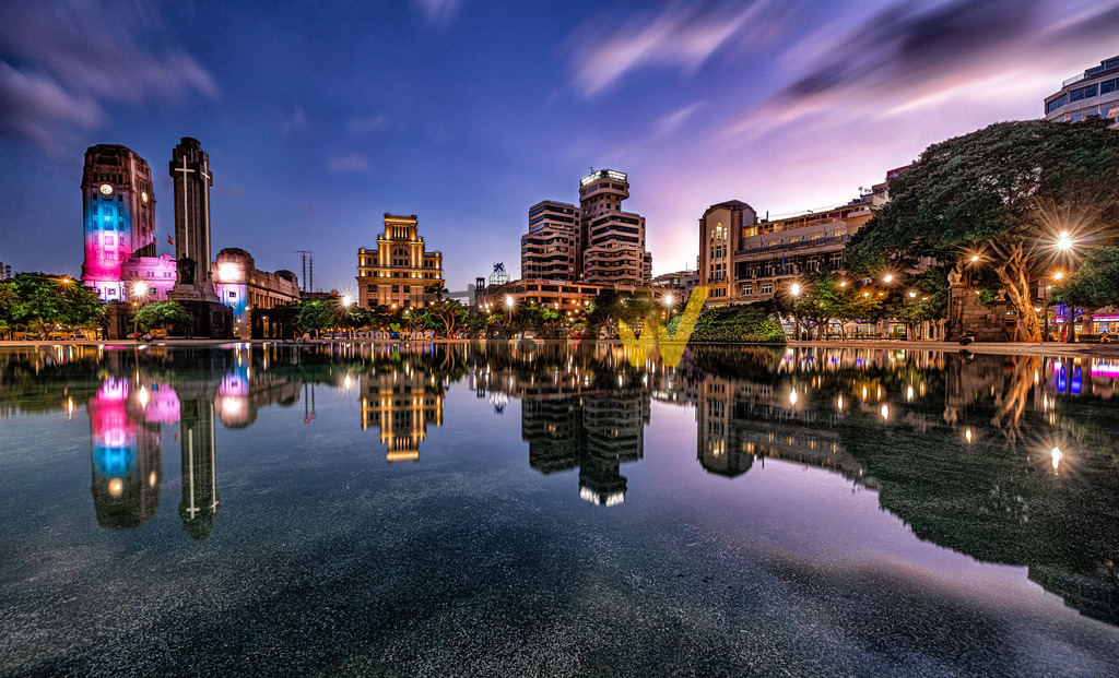 Beleuchtetes Santa Cruz de Tenerife bei Nacht-Fuerteventura | Eine HDR Nachtaufnahme am Plaza españa. Die Gebäude und Lichter der Stadt spiegeln sich wunderschön in einem Brunnen. - Realisiert mit Pictrs.com