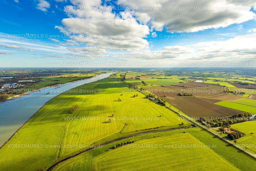 Kalkar251005291 | Luftbild, Fluss Rhein mit Deichvorland bei Grieth LSG Landschaftsschutzgebiet, Rheinaue Wiesen und Felder und blauer Himmel mit Wolken, Hurendeich, Kleve, Niederrhein, Nordrhein-Westfalen, Deutschland