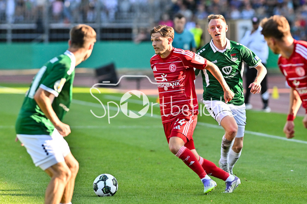 1. FC Schweinfurt 05 - Fortuna Düsseldorf | im Duell Florent MUSLIJA (Fortuna 24) und Joshua ENDRES (Schweinfurt 33) / Zweikampf / DFB-Pokal: 1. FC Schweinfurt 05 - Fortuna Düsseldorf; Riedel-Bau Arena am 18.08.2025