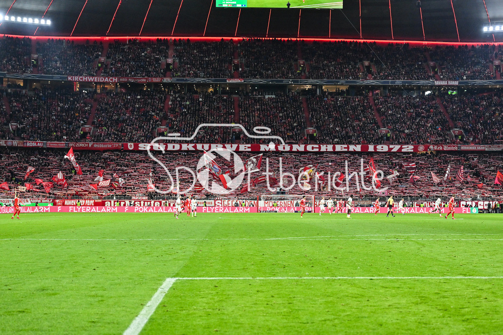 FC Bayern München - RB Leipzig | MUNICH, GERMANY - 11. FEBRUARY: im Bild die Heimkurve des FC BAyern / Südkurve München / Symbolbild / Symbolfoto während dem Spiel zwischen dem FC Bayern München und RB Leipzig beim Viertelfinale des DFB-Pokales in der Allianz Arena