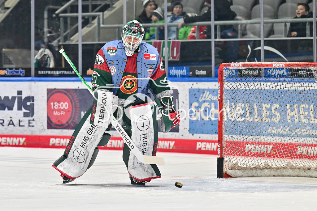 Augsburger Panther - Löwen Frankfurt | AUGSBURG, GERMANY - 16. JANUARY: im Bild Michael GARTEIG (Augsburger Panther 34) / Einzelfoto / Freisteller vor dem Match zwischen den Augsburger Panthern und den Löwen Frankfurt am 40. Spieltag der penny DEL im Curt Frenzel Stadion