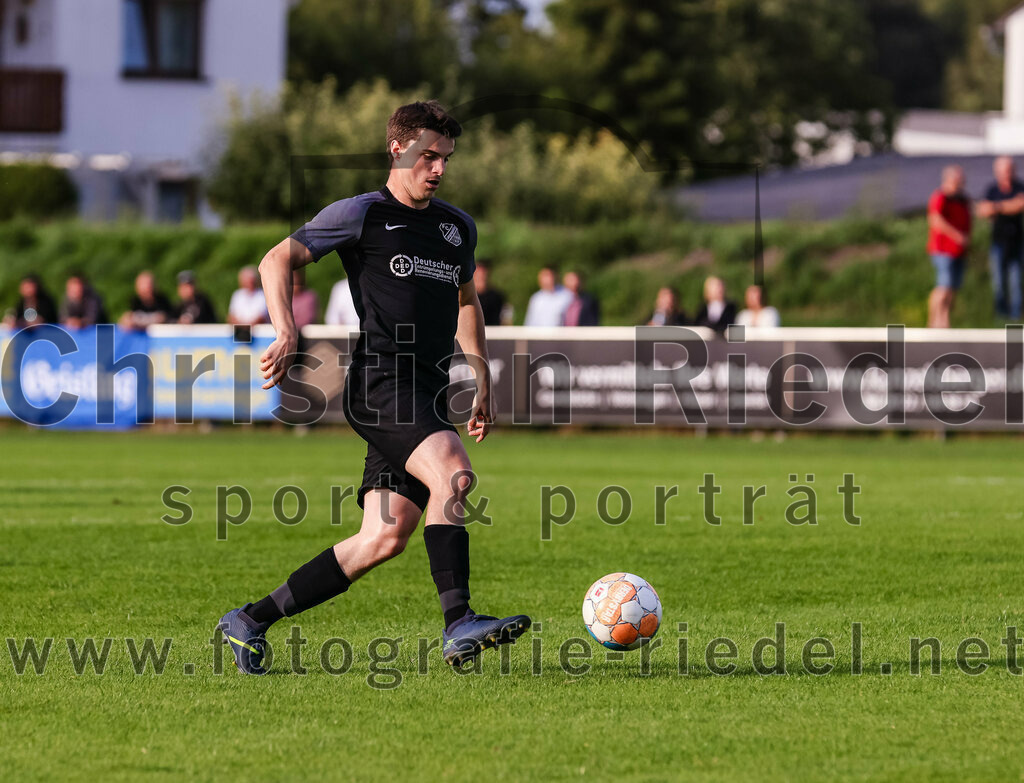2023-08-08_047_FC_Moosinning_gegen_FC_Langengeisling | Moosinning, Deutschland, 08.08.2023:
Fußball, Bezirksliga Oberbayern Ost 2023 / 2024, 3. Spieltag, FC Moosinning gegen FC Langengeisling, Endergebnis: 0:4

Paul Bucher (FC Langengeisling, #18)

Foto: Christian Riedel / fotografie-riedel.net
