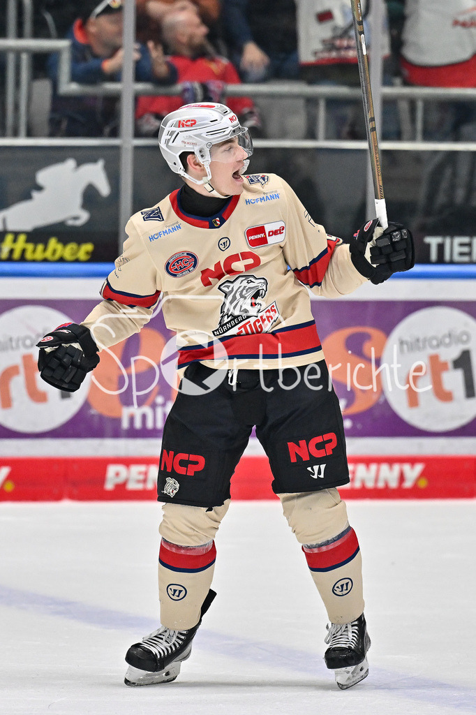 Augsburger Panther - Nürnberg Ice Tigers | Jubel nach dem Ausgleich zum 3-3 durch Jeremy McKENNA (Nürnberg Ice Tigers #91) / Tor / Treffer / Feude Happy / Torschuetze / DEL: Augsburger Panther - Nuernberg Ice Tigers, Curt Frenzel Stadion am 03.01.2025