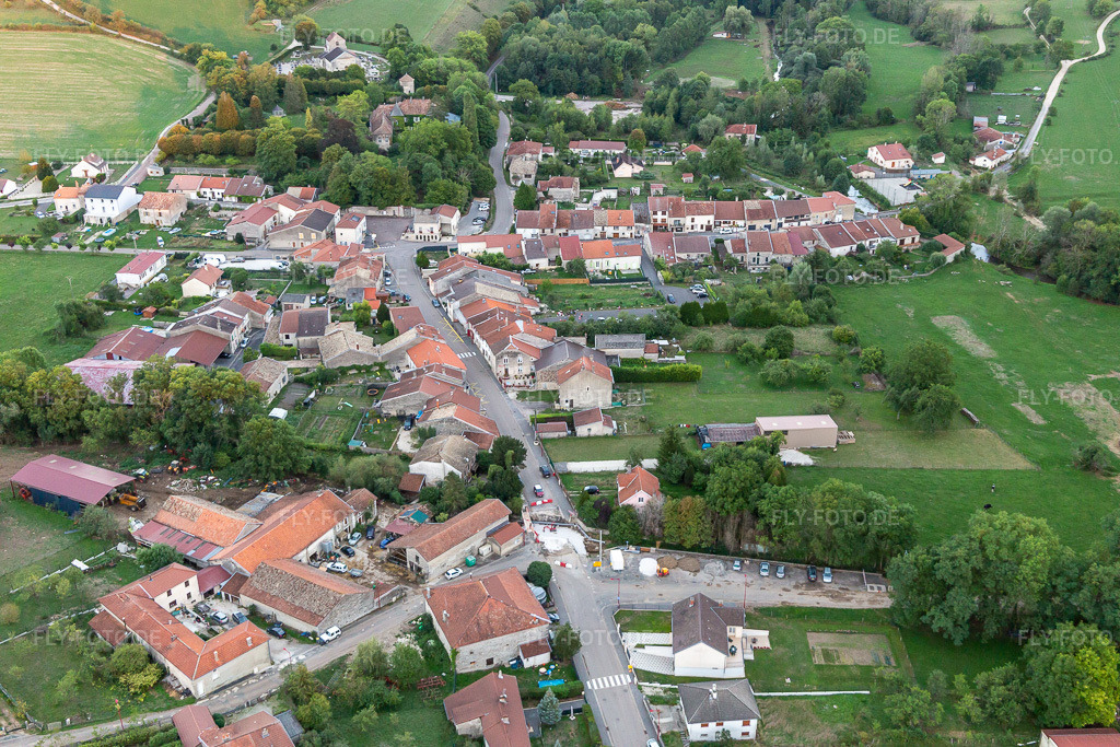 Luftbild: Ortsansicht in Noncourt-sur-le-Rongeant im Bundesland Haute-Marne in Frankreich. Foto: IMG_134369.jpg vom 03.09.2022 durch Werner Riehm/FLY-FOTO.de