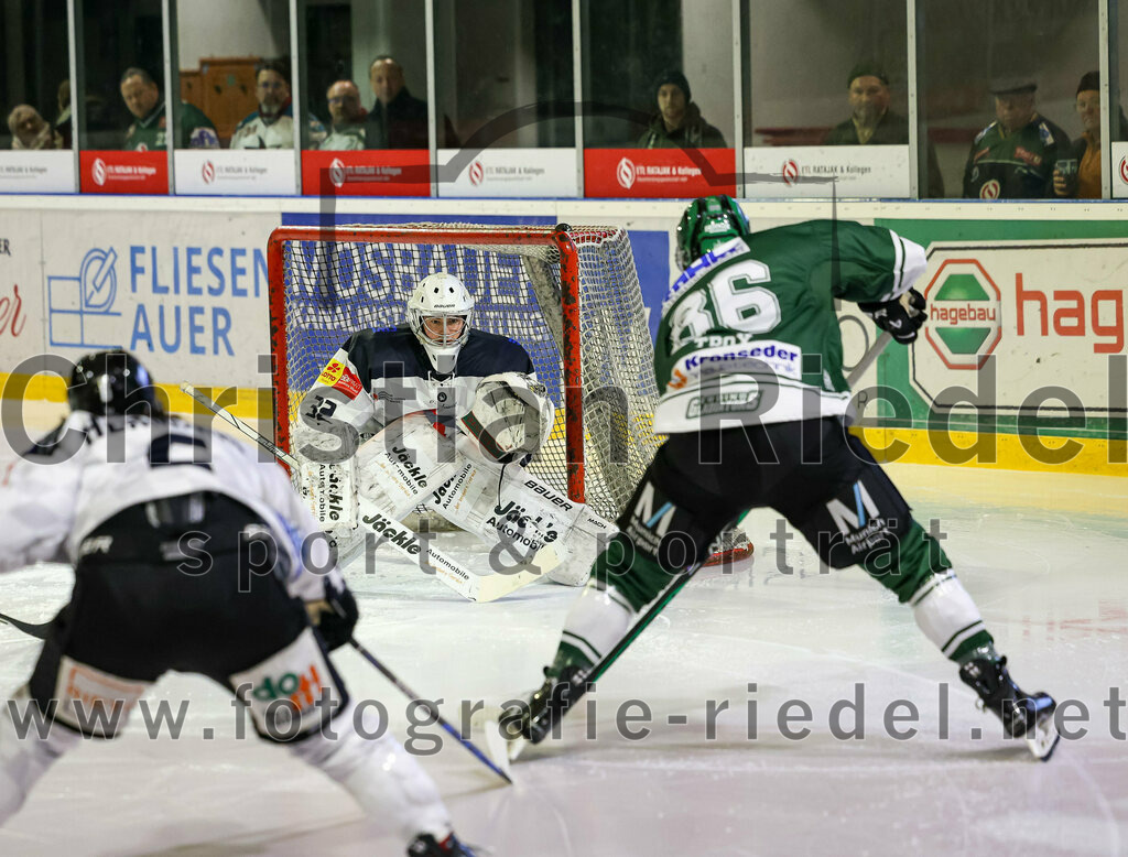 2024-01-26_086_TSV_Erding_gegen_HC_Landsberg | Erding, Deutschland, 26.01.2024:
Eishockey, Bayernliga Vorrunde 2023 / 2024, 28. Spieltag, TSV Erding gegen HC Landsberg, Endergebnis: 6:2

Torwart Moritz Borst (HC Landsberg, #32), Michael Trox (Erding Gladiators, #86)

Foto: Christian Riedel / fotografie-riedel.net