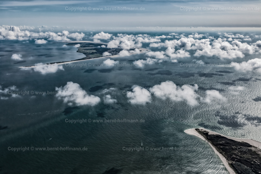 PLB_nk2_Sylt-Amrum_7335_90x60 | LUFTBILD. Wolkenhimmel zwischen Sylt und Amrum. __ Nordsee -Flug über den Wolken - zwischen den Inseln Sylt mit der Südspitze Hörnum-Odde - und der Insel Amrum. __ Anmutung: farbreduziert. - Realisiert mit Pictrs.com