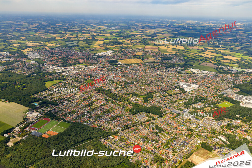 Luftaufnahme der Stadt Lohne - Die Luftaufnahme wurde 2025 vom UL-Flugzeug heraus erstellt ( keine Drohne ) - Hochauflösende Luftaufnahme - für professionelle Ausdrucke geeignet. Die Geschenkidee !Hier alle&nbsp;Infos zur Lizenzierung der LuftaufnahmeWir fliegen auch dieses Jahr wieder in Ihre Region um Luftbilder zu erstellen.- Luftbild anfragen