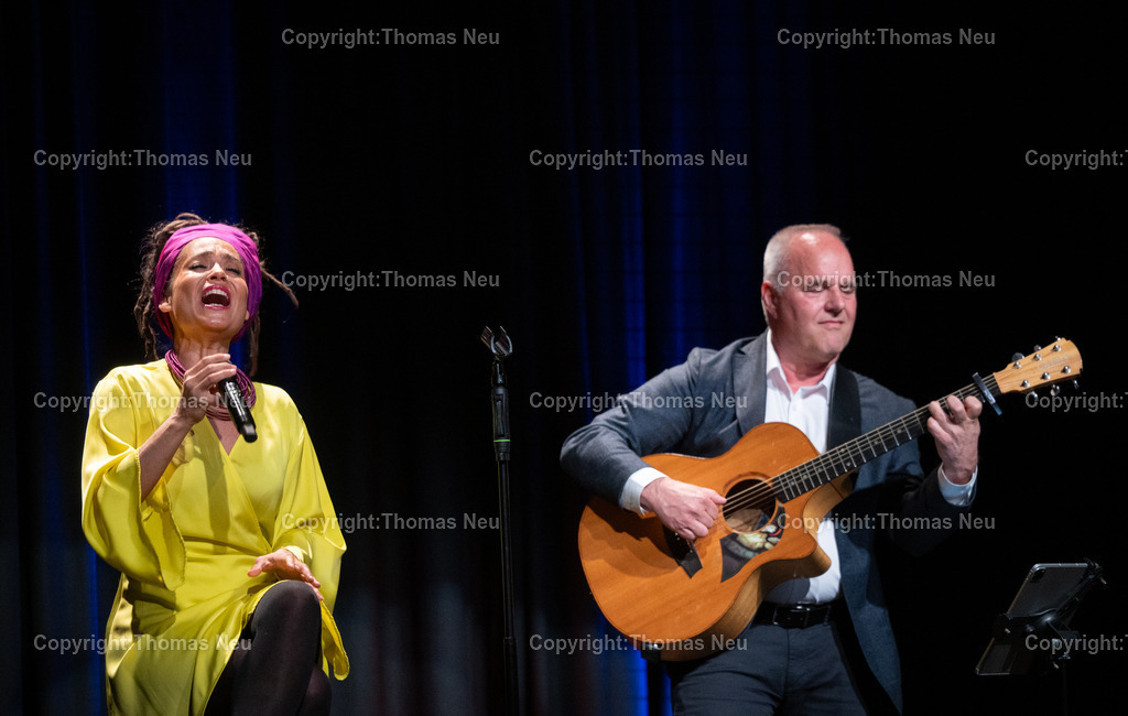Kultursalon-Lorsch-Theater-Sapperlot-Fotografie-Thomas-Neu_3-2 | ble, Kultursalon Lorsch, Theater Sapperlot., Die Sängerin Monia wurde vom Gitarissten Andreas Botz begleitet  Bild: THomas Neu