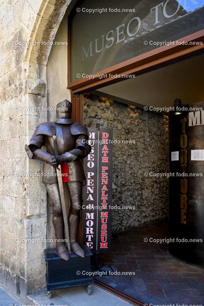 Italien_ Toskana_ San Gimignano_ 31.05.2024-100 | 31.05.2024, Italien, ITA, Toskana, San Gimignano im Bild Stadtansichten Gebäude, Architektur, Touristen, Historisch, Souvenir, Ansichten der berühmten Stadt San Gimignano in der Toskana-Italien - View of the famous town San Gimignano in Tuscany-ItalySan Gimignano ist eine italienische Kleinstadt in der Toskana mit einem mittelalterlichen Stadtkern. San Gimignano wird auch die Stadt der Türme genannt. Die Stadt liegt in der Provinz Siena. Sie gehört neben Florenz, Siena und Pisa zu den von Touristen meist besuchten Zielen in der Toskana.