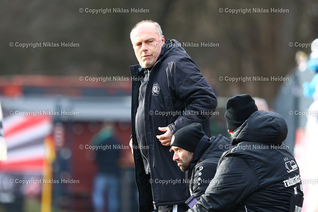 NH_Altona93_TSVBuchholz08_OberligaHamburg_01032025 | Thorsten Schneider (Trainer, TSV Buchholz 08)Fußball I Herren I Gamesright Oberliga Hamburg I Saison 2024-2025 I 25. Spieltag I Altona 93 - TSV Buchholz 08 I 01.03.2025 I Adolf-Jäger-Kampfbahn