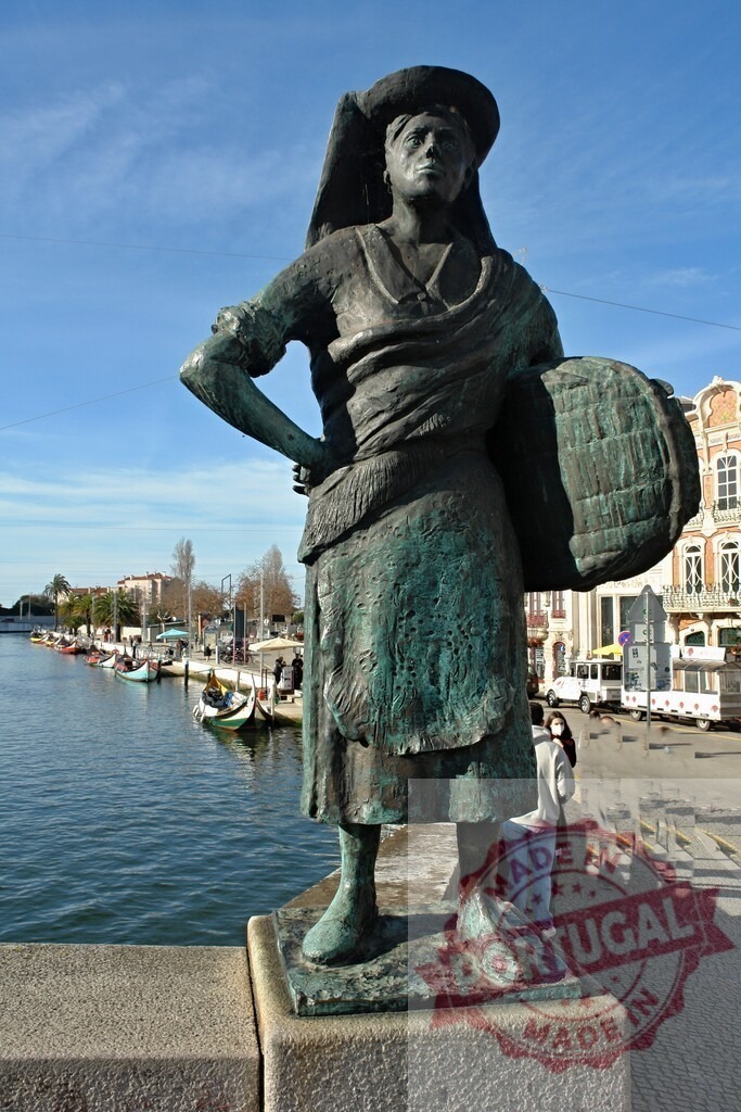 Bronze statue of a mulher poveira in Aveiro, Portugal | Bronze statue of a traditional Portuguese woman by the canal in Aveiro - Realisiert mit Pictrs.com