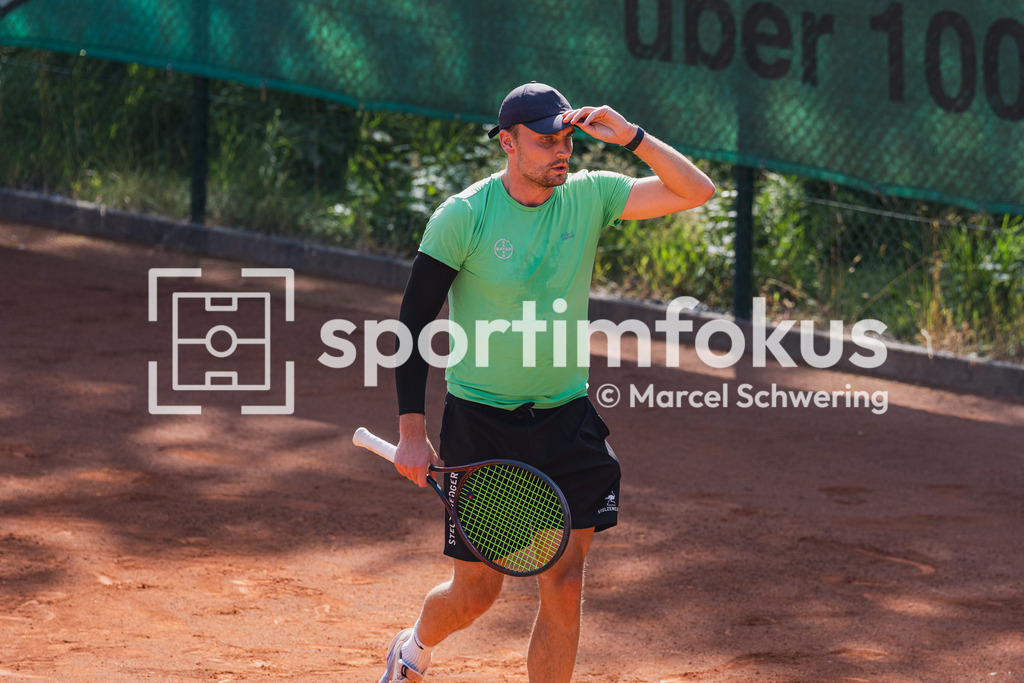 Wuppertaler Tennis-Stadtmeisterschaften | Jan Henri Augustat (Bayer Wuppertal) in einer Spielpause. Herren-Finale der Wuppertaler Tennis-Stadtmeisterschaften, Wuppertal, 09.08.2026. - Realisiert mit Pictrs.com