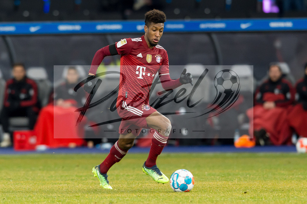 BSCFCB20220123_323 | Fussball, Herren: Kingsley Coman (FC Bayern Muenchen) in Aktion, am Ball, Einzelaktion bei dem Spiel der 1. Bundesliga zwischen Hertha BSC und FC Bayern Muenchen im Olypiastadion am 23.01.2022 in Berlin, Deutschland.DFB / DFL REGULATIONS PROHIBIT ANY USE OF PHOTOGRAPHS AS IMAGE SEQUENCES AND/OR QUASI-VIDEO. - Realisiert mit Pictrs.com