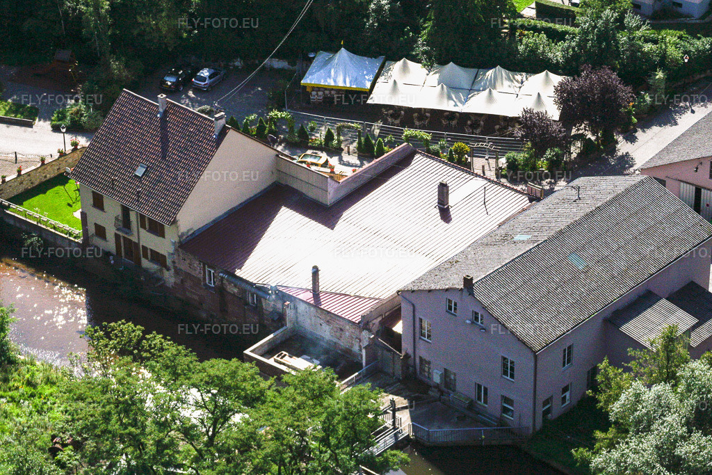Vue aérienne: Restaurant Au Vieux Moulin sur la Lauter à le quartier Neulauterburg in Lauterbourg dans le département Bas Rhin, France – .Photo: IMG_3606.jpg prise le 31/08/2006 par Werner Riehm/FLY-FOTO.eu – Résolution de l'original: 3092 x 2061 px – ⇒ Au Vieux Moulin · Restaurant Lauterbourg, Bas-Rhin