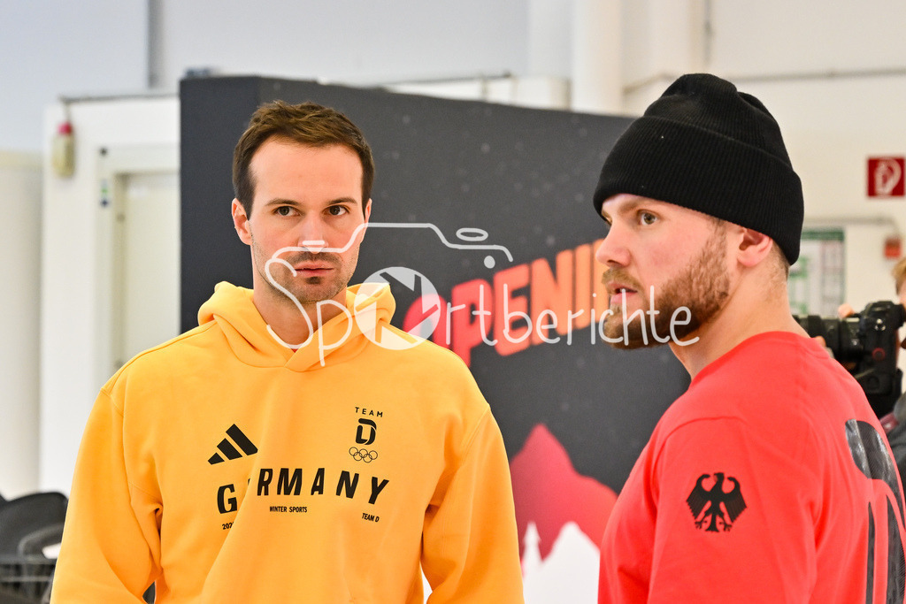 Einkleidung Team D Milano Cortina 2026 | Munich, GERMANY - 12. JANUARY: Mathias NIEDERBERGER (Spieler vom EHC München) und Parker TUOMIE (Spieler der Kölner Haie) bei der Einkleidung des Teams D am 12.01.2026 in der MTC world of fashion in München