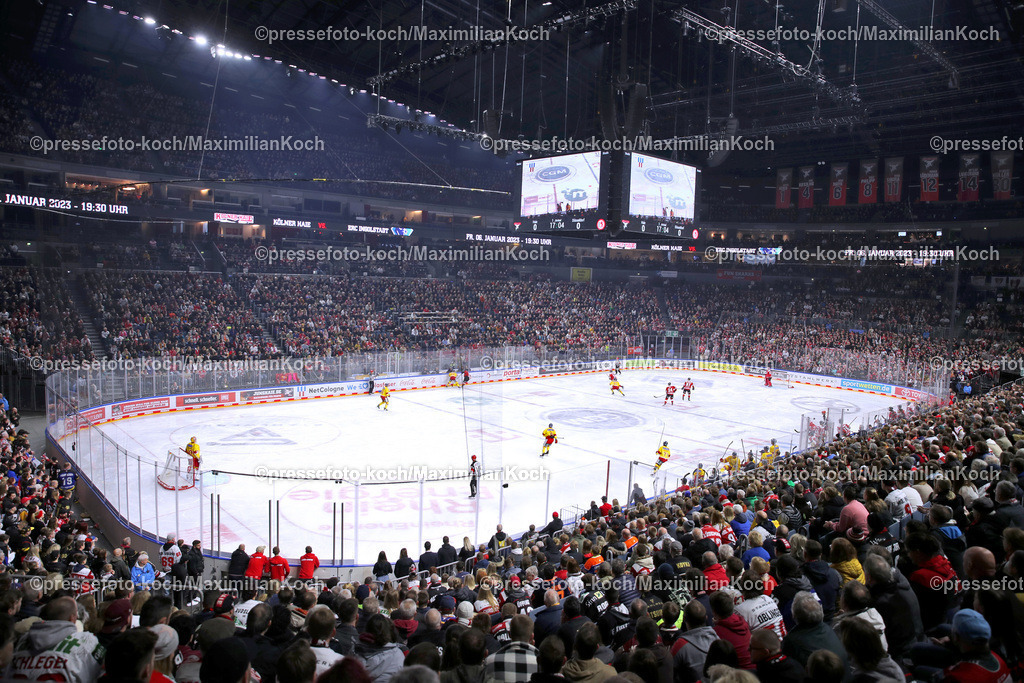 KoeDEL02012302102 | Köln, 02.01.2023, Eishockey, Penny DEL, 38. Spieltag, Lanxess-Arena, Kölner Haie - Düsseldorfer EG: Volle Halle beim Rheinland-Derby zwischen der DEG und den Kölner Haien. Über 17.000 Zuschauer besuchten das Spiel.