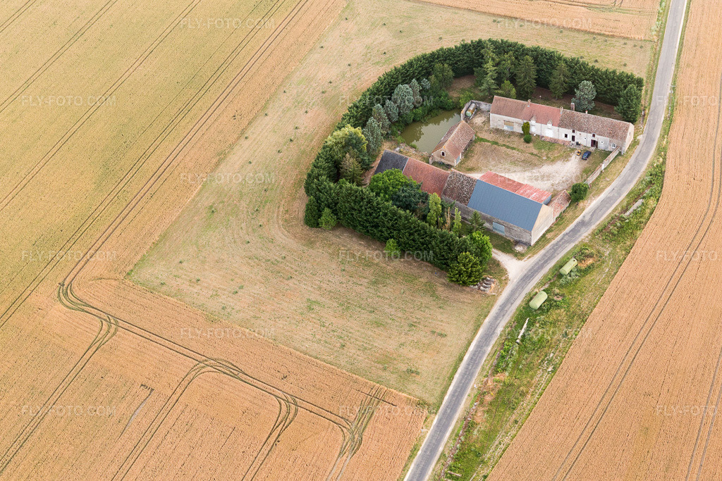 Aerial view: View of the town in Cravant in the state Loiret, France. – Photo: IMG_101270.jpg taken on 06/25/2017 by Werner Riehm/FLY-FOTO.com – Resolution of the original: 5210 x 3473 px