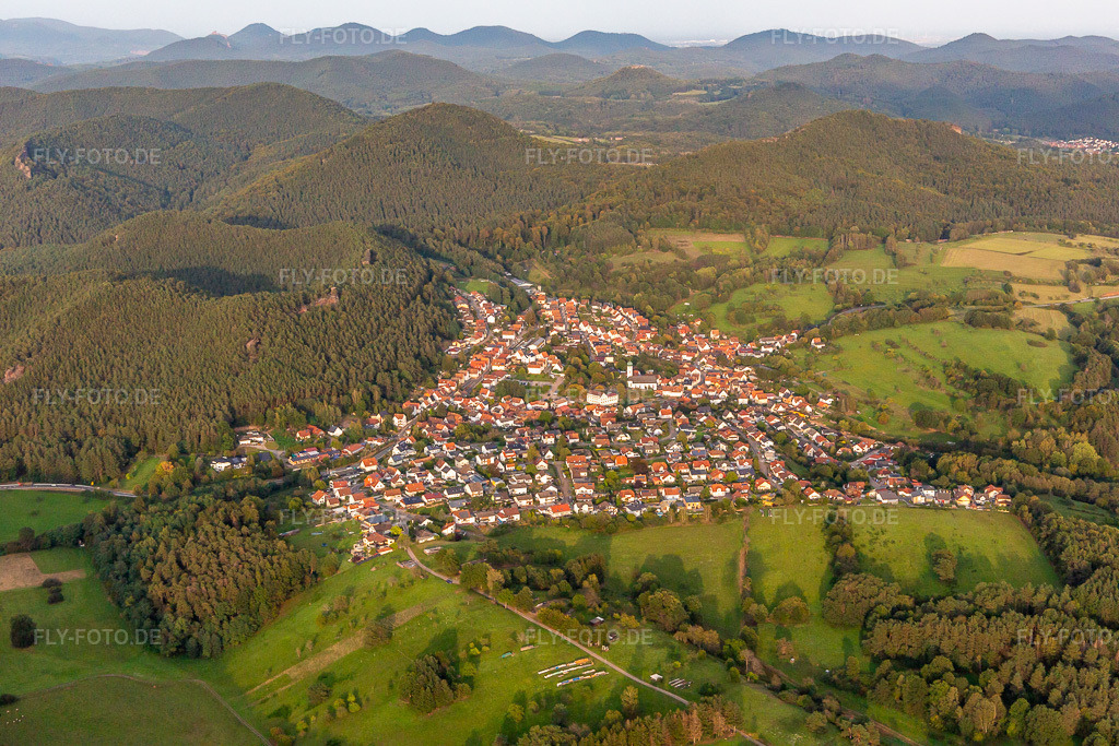 Luftbild: Ortsansicht von Südwesten in Busenberg im Bundesland Rheinland-Pfalz in Deutschland. Foto: IMG_139072.jpg vom 30.09.2023 durch Werner Riehm/FLY-FOTO.de