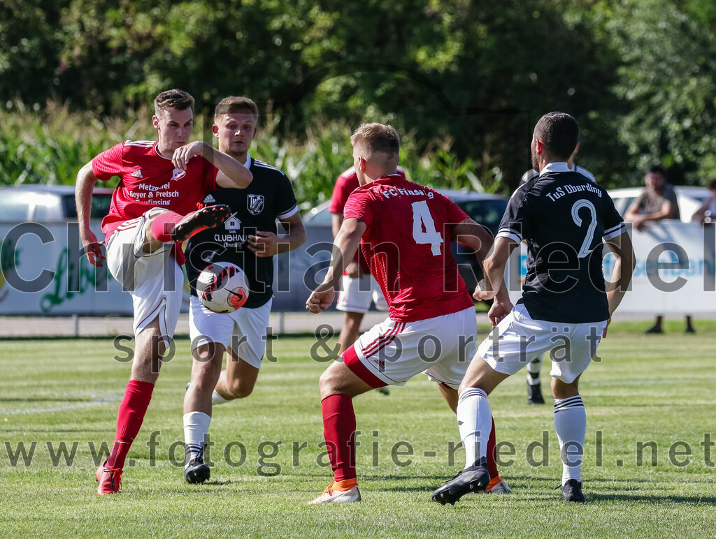 2023-08-20_063_TuS_Oberding_gegen_FC_Finsing_II | Oberding, Deutschland, 20.08.2023:
Fußball, Kreisklasse 2023 / 2024, 3. Spieltag, TuS Oberding gegen FC Finsing II, Endergebnis: 1:1

Leon Engelhard (FC Finsing, #8), Stefan Jell (FC Finsing, #4), Bernd Lehmer (TuS Oberding, #2)

Foto: Christian Riedel / fotografie-riedel.net