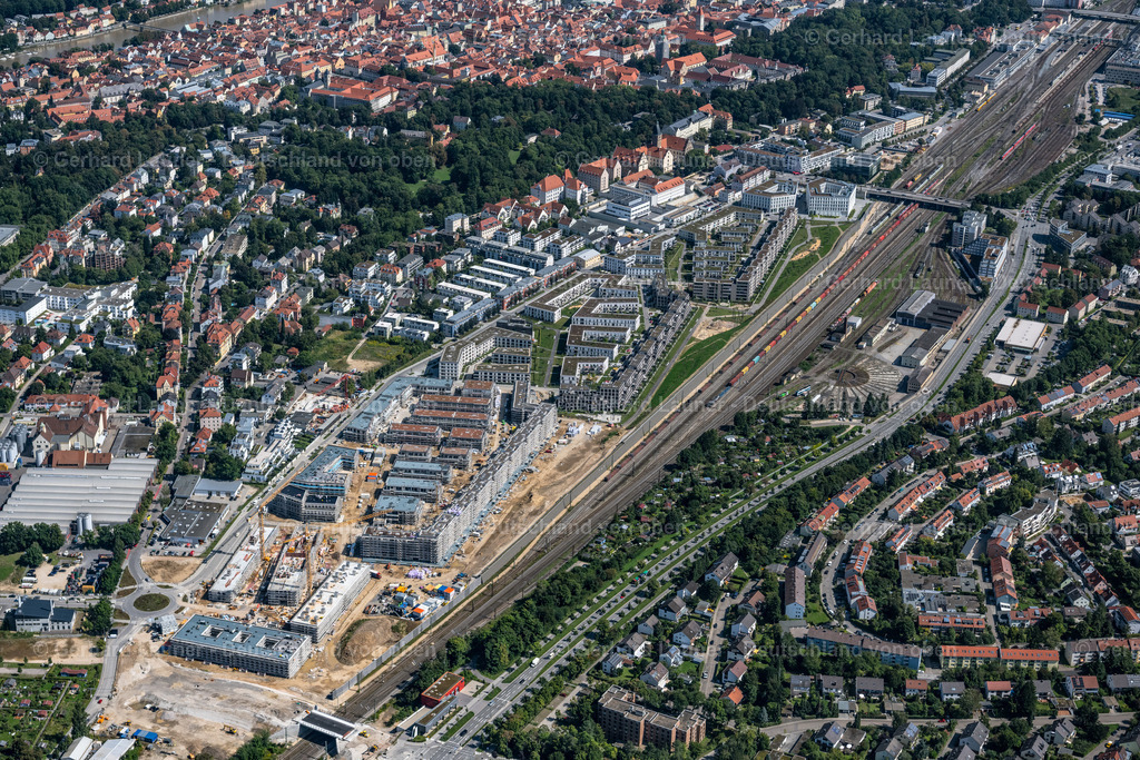 4050769 | REGENSBURG 02.09.2021 Wohngebiet einer Mehrfamilienhaussiedlung " Das DÖRNBERG " an der Kumpfmühler Straße Ecke Friedrich-Niedermeyer-Straße im Ortsteil Westviertel in Regensburg im Bundesland Bayern, Deutschland. Weiterführende Informationen bei: Allmann Sattler Wappner Architekten GmbH,  Bucher Properties GmbH,  Dörnberg-Viertel Projekt GmbH &amp; Co. KG,  Hubert Haupt Immobilien Holding e.K.. // Residential area of a??a??a multi-family housing estate "Das DOeRNBERG" in the district of Westviertel in Regensburg in the state of Bavaria, Germany. Further information at: Allmann Sattler Wappner Architekten GmbH,  Bucher Properties GmbH,  Doernberg-Viertel Projekt GmbH &amp; Co. KG,  Hubert Haupt Immobilien Holding e.K.. Foto: Gerhard Launer