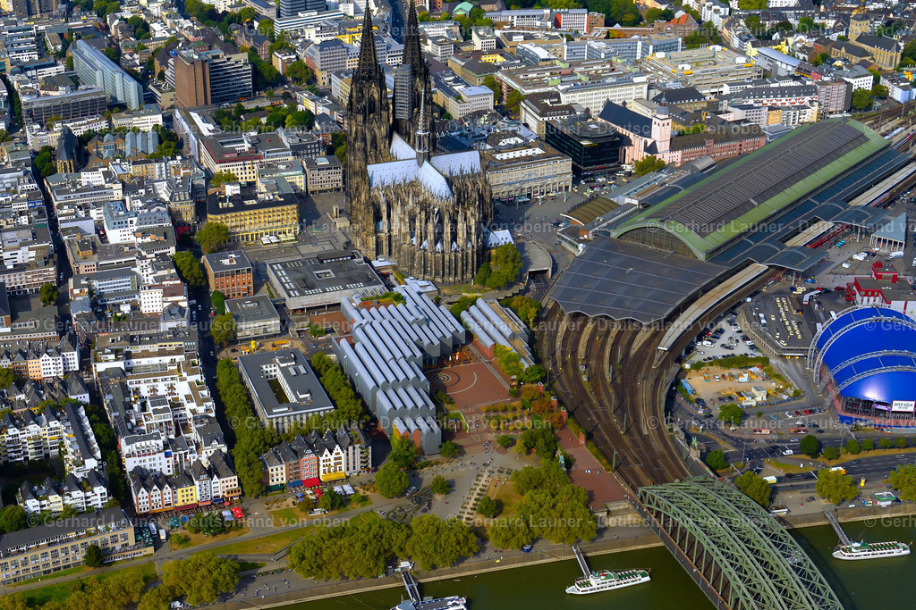 9000267 | Altstadt Köln mit Dom