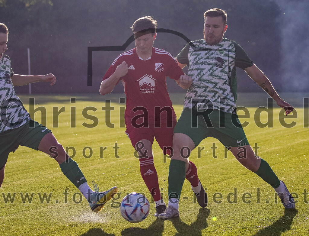 2023-08-11_006_FC_Finsing_gegen_SV_Eichenried | Finsing, Deutschland, 11.08.2023:
Fußball, Kreisliga 2023 / 2024, 4. Spieltag, FC Finsing gegen SV Eichenried, Endergebnis: 3:0

Nicolas Gruber (SV Eichenried, #7), Maximilian Eberhart (FC Finsing, #21), Maximilian Finke (SV Eichenried, #11)

Foto: Christian Riedel / fotografie-riedel.net