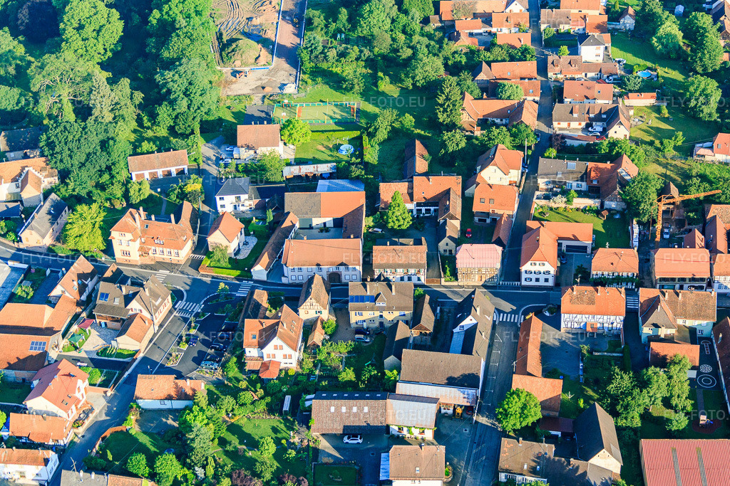 Vue aérienne: Rue Principale à le quartier Altenstadt in Wissembourg dans le département Bas Rhin, France – .Photo: IMG_089937.jpg prise le 26/06/2016 par Werner Riehm/FLY-FOTO.eu – Résolution de l'original: 5107 x 3404 px