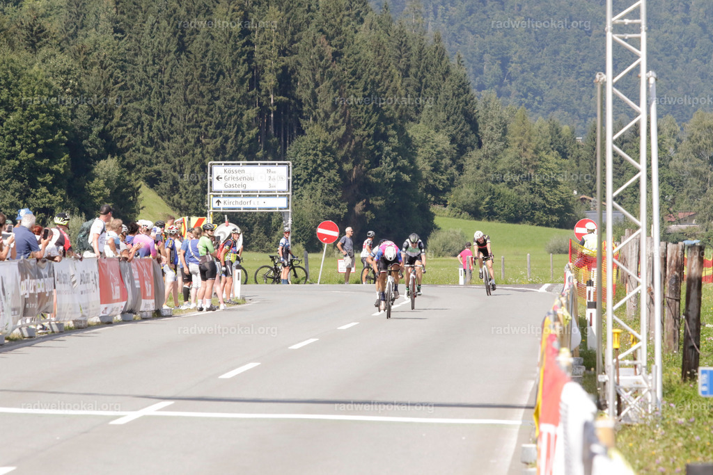 1036_20230817_Bewerb_Maenner_Muehlanger | AUT - OESTERREICH, 2023-08-16: SPORT RENNRAD-FAHREN - 55. INTERNATIONALER RADWELTPOKAL IN ST. JOHANN IN TIROL  - Vintage-Radrennen mit WM-Bronze-Medaillen-Siegerin Christina Schweinberger, den Teilnehmer und Alexander Baumann (vom Orginastions-Team) - TAG 2 BEWERB MAENNER IN SECHS GRUPPEN  ; Foto: Roland Muehlanger