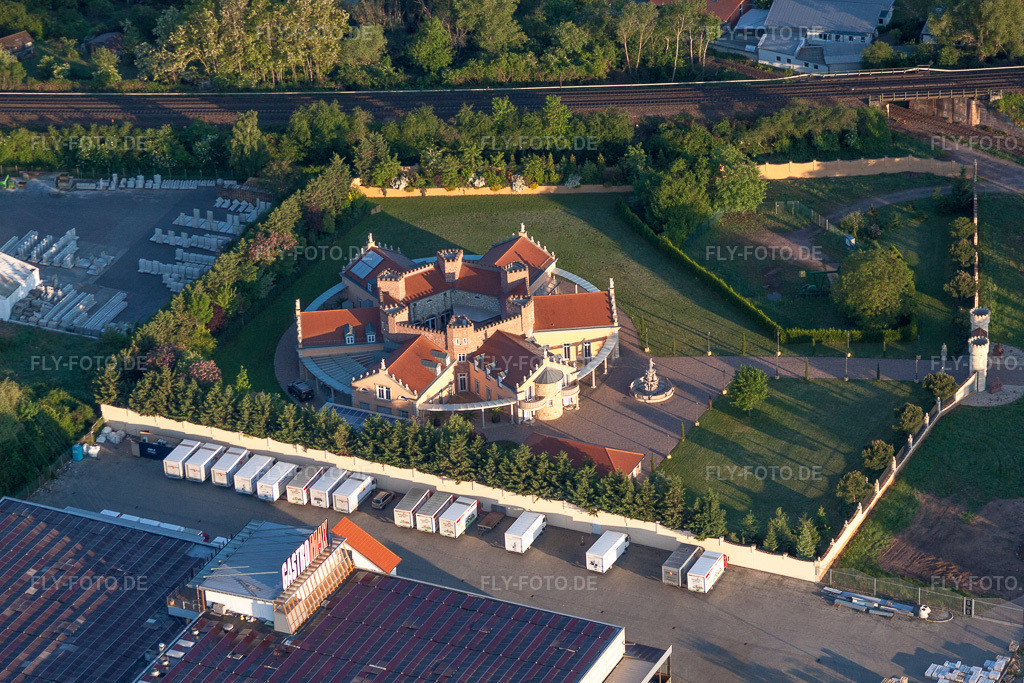 Luftbild: Luxus- Villa im Gewerbegebiet eines Spediteurs in Landau in der Pfalz im Bundesland Rheinland-Pfalz in Deutschland. Foto: IMG_64594.jpg vom 04.05.2014 durch Werner Riehm/FLY-FOTO.de