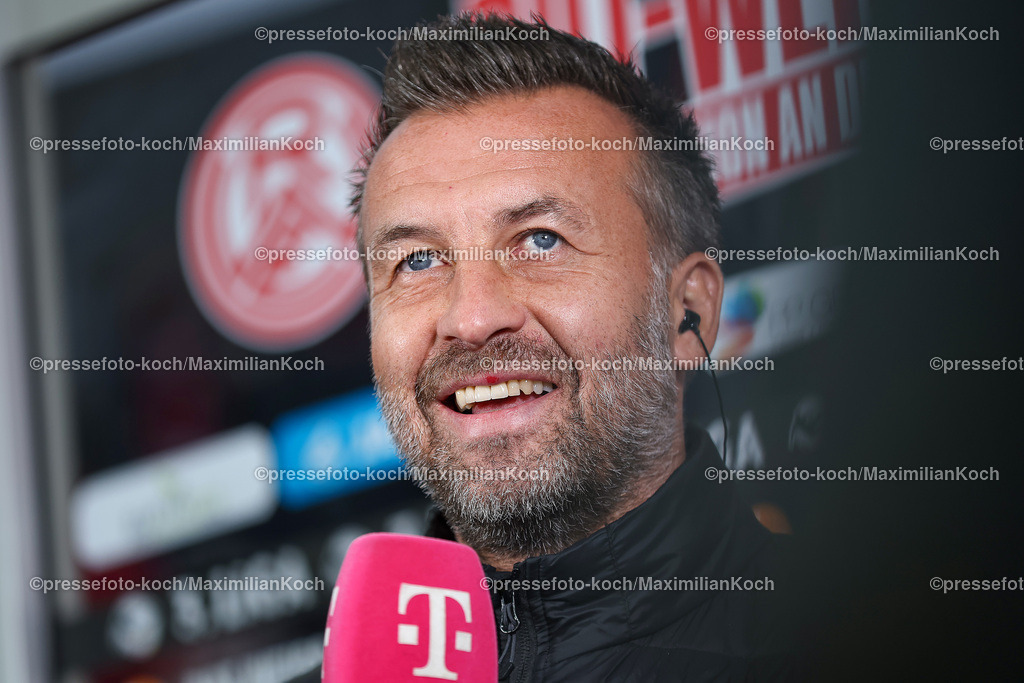 RWE3Liga25092401053 | 25.09.2024, Essen, Fußball,  Rot-Weiss Essen – Borussia Dortmund II (U23), bwin 3. Liga Herren, Stadion an der Hafenstraße, 7. Spieltag Saison 2024 2025: Trainer Christoph Dabrowski (Cheftrainer RWE) hat gute Laune beim Interview mit magentaSport. Der RWE gewinnt am Ende mit 3:1 DFB regulations prohibit any use of photographs as image sequences and or quasi-video.