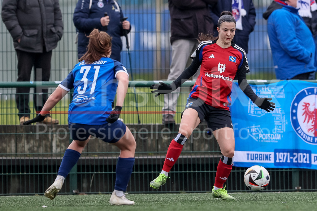 Fussball, Testspiel Frauen, Hamburger SV - 1. FFC Turbine Potsdam | v.li.: Emilie Bernhardt (1. FFC Turbine Potsdam, 31) und Vildan Kardesler (Hamburger SV, 7) im Zweikampf, Duell, Dynamik, Aktion, Action, Spielszene