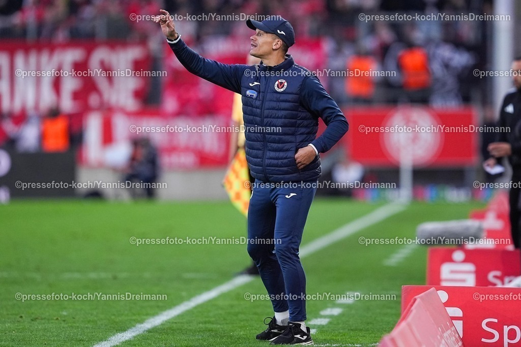 xYDRx18102501212 | 18.10.2025, xydrx, Fußball, 3.Liga, Rot-Weiss Essen - FC Viktoria Köln, Saison 2025 2026, Stadion an der Hafenstraße: Kevin Rauhut (Torwart Trainer FC Viktoria Köln) gestkulierend    DFB regulations prohibit any use of photographs as image sequences and or quasi-video.
