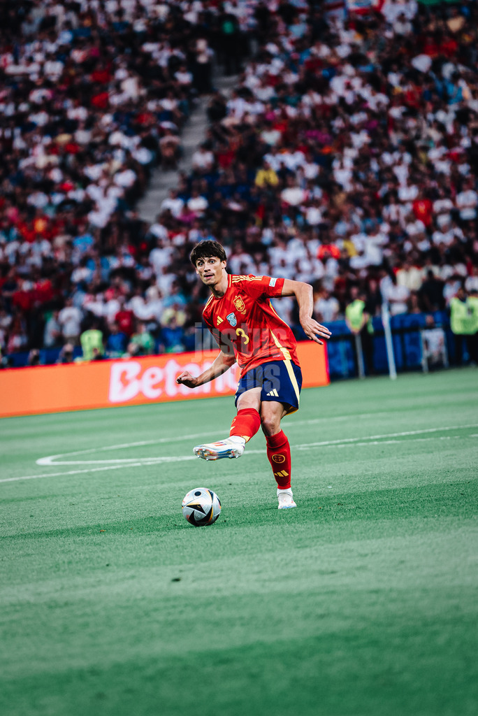 Fußball | Herren | UEFA-Fußball-Europameisterschaft 2024 | Finale | Spanien vs. England | 14.07.2024 | Robin Le Normand (#3, Spanien) spielt einen Pass