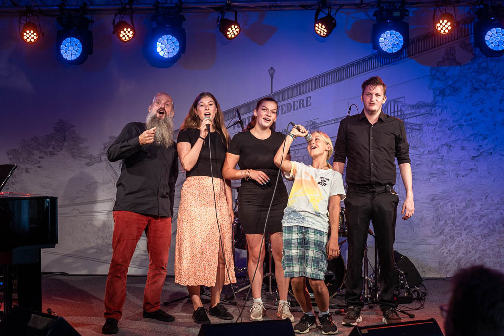 Karaoke mit Liveband | Karaoke mit Forster Family im Forte Belvedere Leisnig zum Festival Hallo Leisnig 2022. - Realisiert mit Pictrs.com
