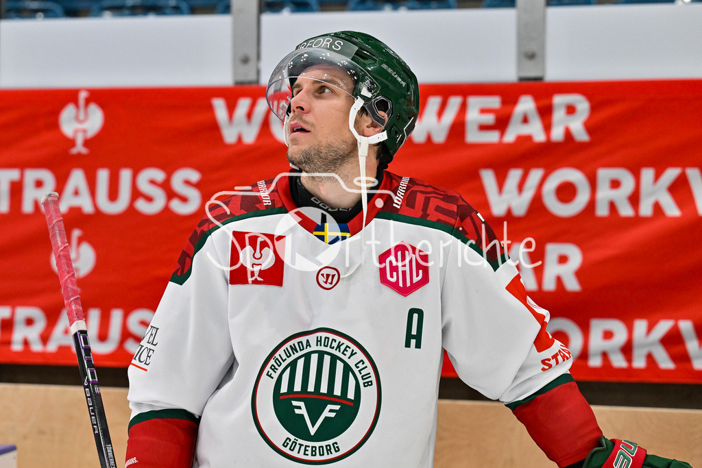 ERC Ingolstadt - Frölunda HC | INGOLSTADT, GERMANY - 02. DECEMBER: die Spieler der Schweden feiern den Auswärtssieg in Ingolstadt nach dem Match zwischen dem ERC Ingolstadt und Frölunda HC beim Hinspiel im Viertelfinale der Champions Hockey League in der Saturn Arena / Henrik TÖMMERNES (Frölunda Gothenburg 7)