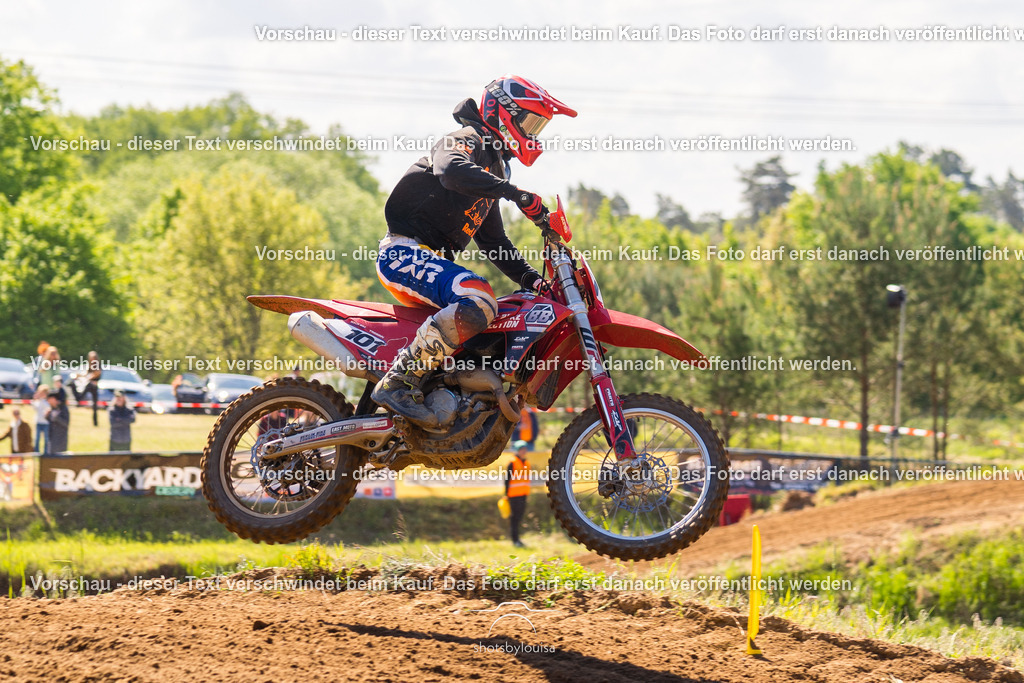 20260517_Templin-6006 | Sportfotografin aus Berlin-Brandenburg mit Fokus auf Motocross. Ich halte deine sportliche Leistung und echte Emotionen auf und neben der Strecke professionell fest. Entdecke die Fotos von deinem Rennen und bestelle sie direkt hier im Shop.