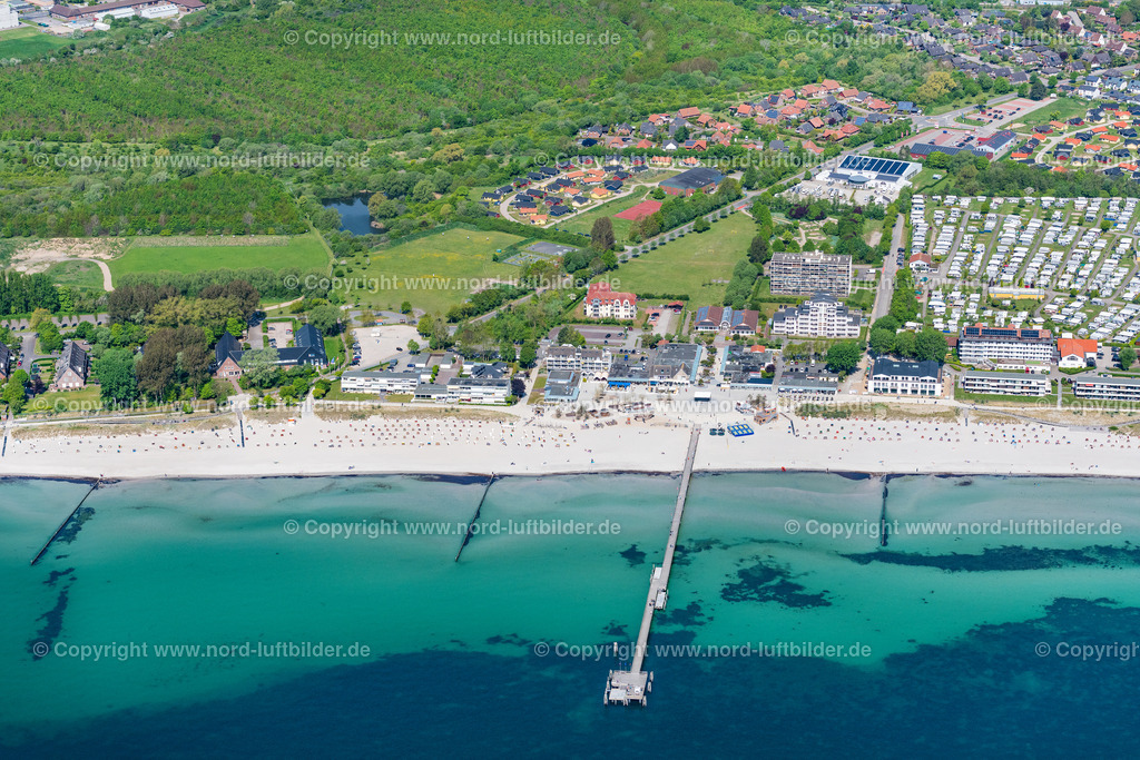 Grossenbrode_ELS_9004150522 | GROßENBRODE 15.05.2022 Ortsansicht an der Meeres-Küste der Ostsee in Großenbrode im Bundesland Schleswig-Holstein. // Townscape on the seacoast of Baltic Sea in Grossenbrode in the state Schleswig-Holstein. Foto: Martin Elsen