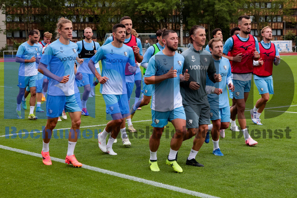 1. Fussball Bundesliga:  Trainingsauftakt VfL Bochum 1848 {date} -  | {headline}(Foto: Sebastian Sendlak / BOND)DFL regulations prohibit any use of photographs as image sequences and/or quasi-videos. - Realisiert mit Pictrs.com