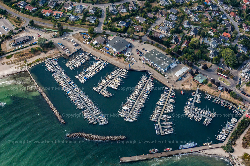 PLB_5216m_Strande_KYC_max90x60_150 | Luftbild, Strande, Seebad an der Kieler Außenförde, Yachthafen und Bootshallen des KYC Kieler-Yacht-Club - Realisiert mit Pictrs.com