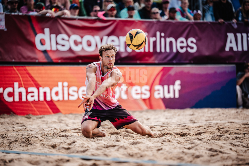 Beachvolleyball | Männer | Allianz German Beach Tour 2025 | Tourstop Berlin | 24.08.2025 | Eric Stadie-Seeber nimmt den Ball an