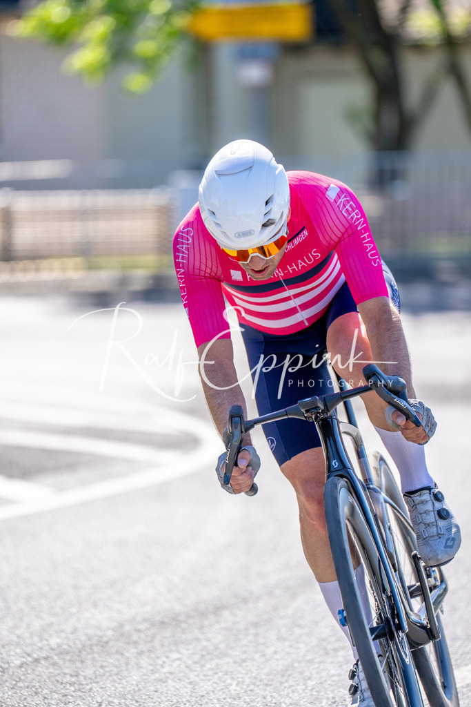 Spurt in den Mai 2026 - Großer Preis der Sparkasse Neuss | Annual one-day road cycling race "Großer Preis der Sparkasse Neuss" held in Büttgen, Germany, organized by VfR Büttgen 1912 e.V. The event features multiple races across all age categories from U11 youth to Elite men. - Realisiert mit Pictrs.com