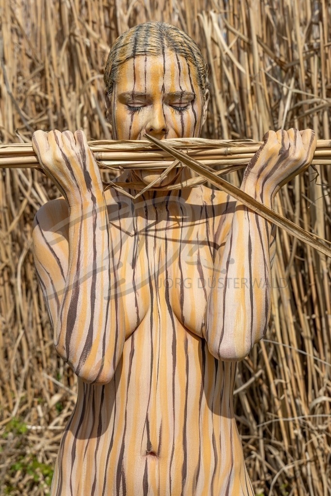 NatureArt-SCHILF_5183b | Einmal Anbeißen bitte | #018 | Modell: Tatjana Heinz | Foto: Andreas P. - Realisiert mit Pictrs.com