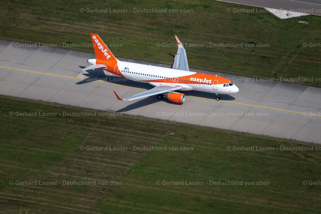 4034343 | FILDERSTADT 22.07.2020 Passagierflugzeug mit der Kennung OE-IJS der Fluggesellschafdt easyJet Europe vom Typ Airbus A320-200 beim Start auf dem Flughafen Stuttgart in Filderstadt im Bundesland Baden-Württemberg, Deutschland. Weiterführende Informationen bei: Flughafen Stuttgart GmbH,  easyJet Airline Company Limited. // Passenger aircraft with the registration OE-IJS of the airline easyJet Europe of the type Airbus A320-200 taking off at Stuttgart Airport in Filderstadt in the state Baden-Wuerttemberg, Germany. Further information at: Flughafen Stuttgart GmbH,  easyJet Airline Company Limited. Foto: Gerhard Launer