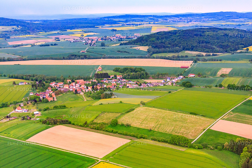 Luftbild: Dorfansicht aus Norden im Ortsteil Eberhausen in Adelebsen im Bundesland Niedersachsen in Deutschland. Foto: IMG_079528.jpg vom 24.05.2015 durch Werner Riehm/FLY-FOTO.de