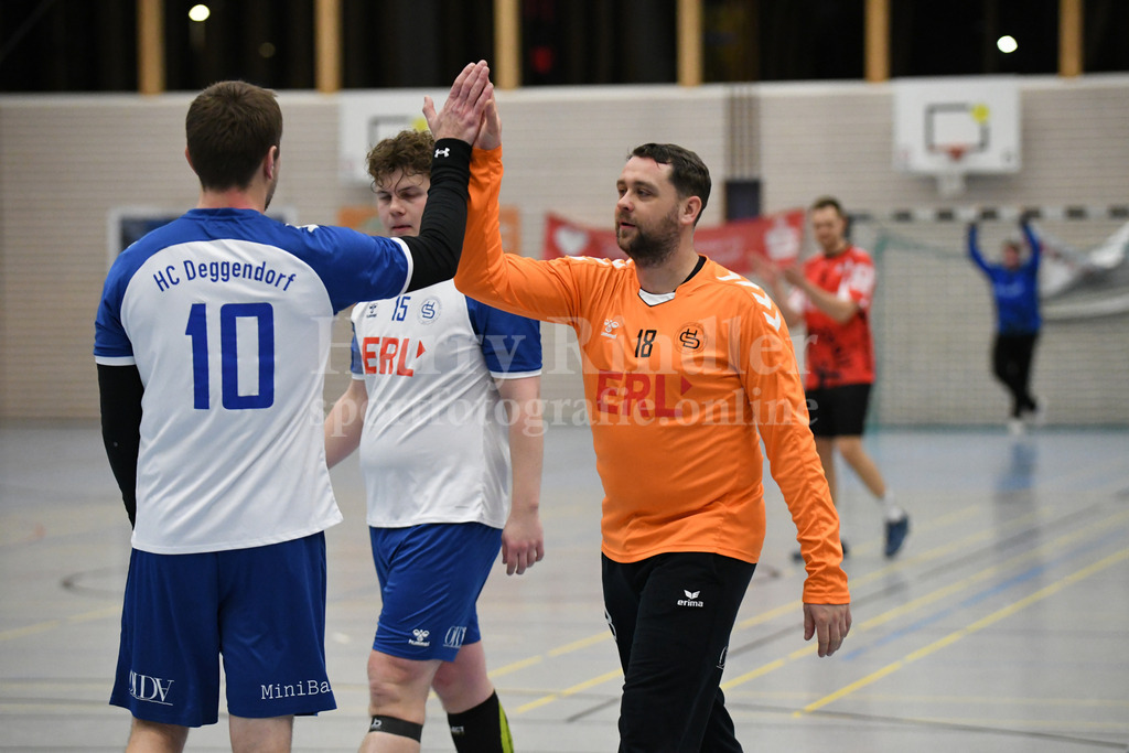 HC Deggendorf :  VfL Waldkraiburg   | Denis Detlaf  (HC Deggendorf  #18) - Realisiert mit Pictrs.com