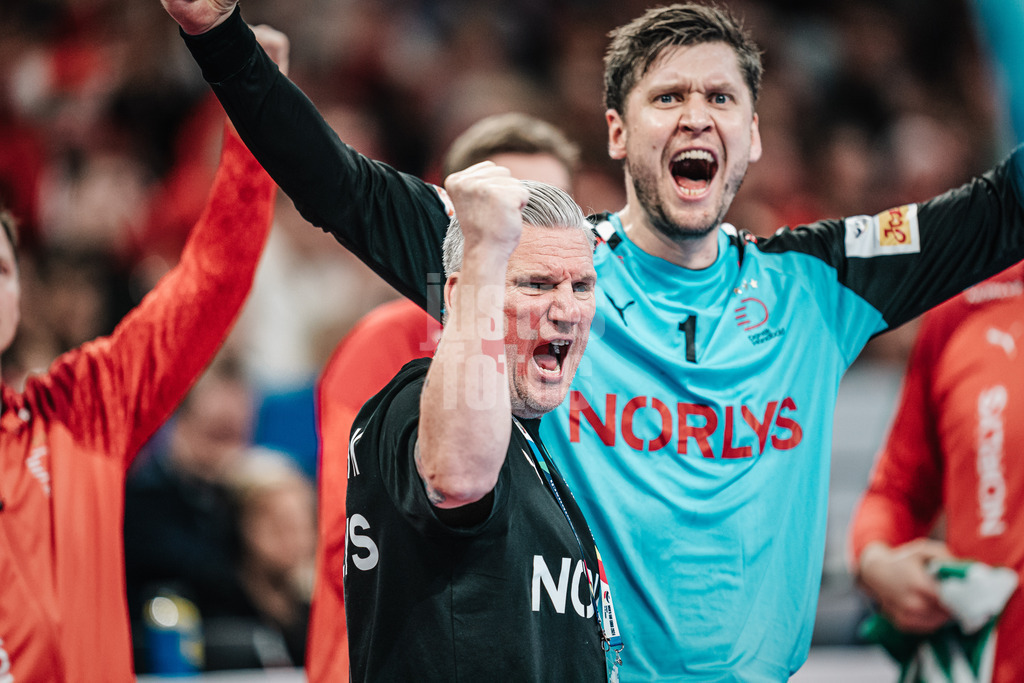 Handball | Herren | EHF EURO 2024 | European Championshop Men 2024 Final Tournament | Dänemark vs. Schweden | 19.01.2024 | v.l. Trainer Nikolaj Jacobsen (Dänemark, DEN) und Niklas Landin Jacobsen (#1, Dänemark, DEN) jubeln