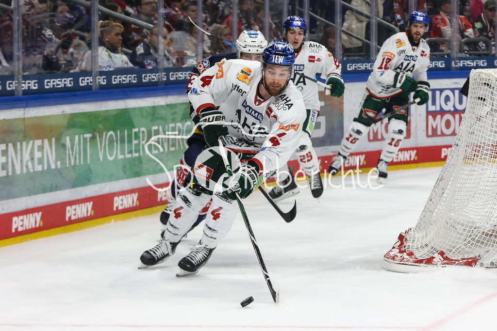 Eisbären Berlin - Augsburger Panther | Jordon SOUTHORN (AEV #4) am Puck im Duell gegen die Eisbären aus Berlin