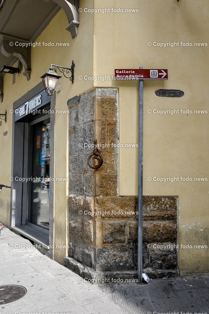 Italien_ Toscana_ Florenz_ 30.05.2024-252 | 30.05.2024, Italien, ITA, Toskana, Florenz im Bild Stadtansichten, Gebäude, Architektur, Touristen, Historisch, Souvenir, Altstadt, Museum, Statuen, Skulpturen, Piazza della Signoria, Statue David, Palazzo Vecchio, Neptunbrunnen, Piazza della Repubblica, Ponte Vecchio, Brücke, Uffizien, Kathedrale Santa Maria del Fiore, Arno, Fluß


Florenz, Firenze, ist eine italienische Großstadt. Nach Einwohnern ist sie die achtgrößte Stadt Italiens. Florenz ist die Hauptstadt sowie größte Stadt der Region Toskana und der Metropolitanstadt Florenz, in der etwa eine Million Menschen leben. Florenz ist für seine Geschichte berühmt. Leonardo da Vinci verbrachte große Teile seiner Jugend in Florenz, Michelangelo fand Unterschlupf in der Kirche der Medici, Galileo Galilei wohnte als Hofmathematiker in den Palästen der Medici. Von 1865 bis 1871 war die Stadt die Hauptstadt des neu gegründeten Königreichs Italien. Das historische Zentrum von Florenz zieht Jahr für Jahr Millionen von Touristen an. Die historische Innenstadt wurde von der UNESCO im Jahre 1982 zum Weltkulturerbe erklärt. 
Quelle: Wikipedia
