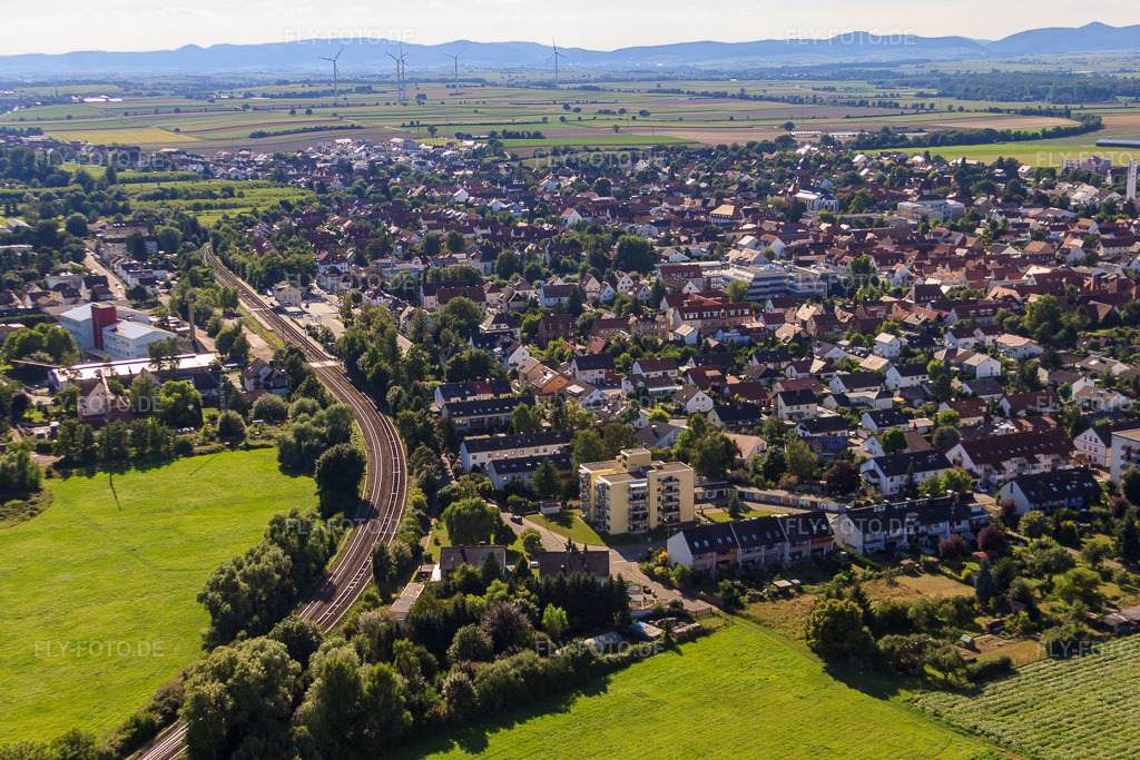 Luftbild: Stadtansicht mit Bahnlinie von Südosten in Kandel im Bundesland Rheinland-Pfalz in Deutschland. Foto: IMG_30683.jpg vom 31.07.2010 durch Werner Riehm/FLY-FOTO.de